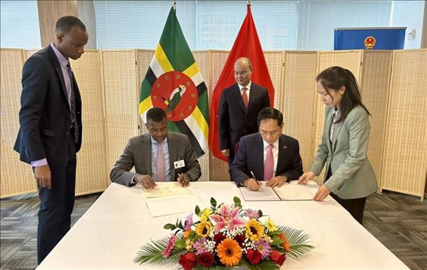 Vietnam, Dominica sign agreement on visa exemption for diplomatic, official passport holders