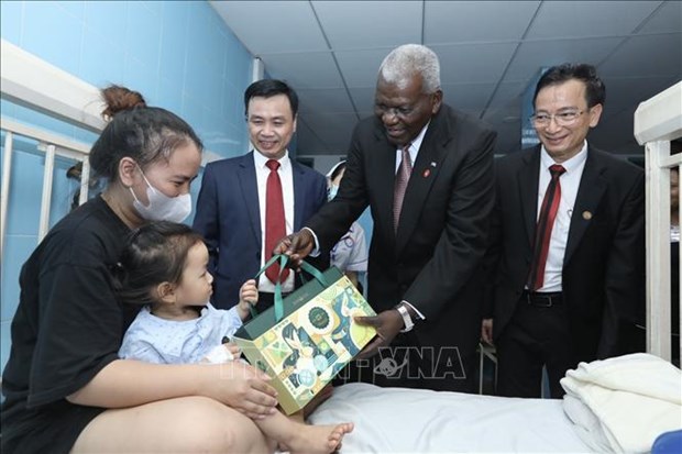 Cuban delegation visits Vietnam-Cuba friendship hospital in Dong Hoi