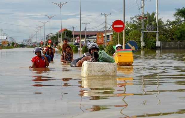 Cambodian PM demands support for flood victims