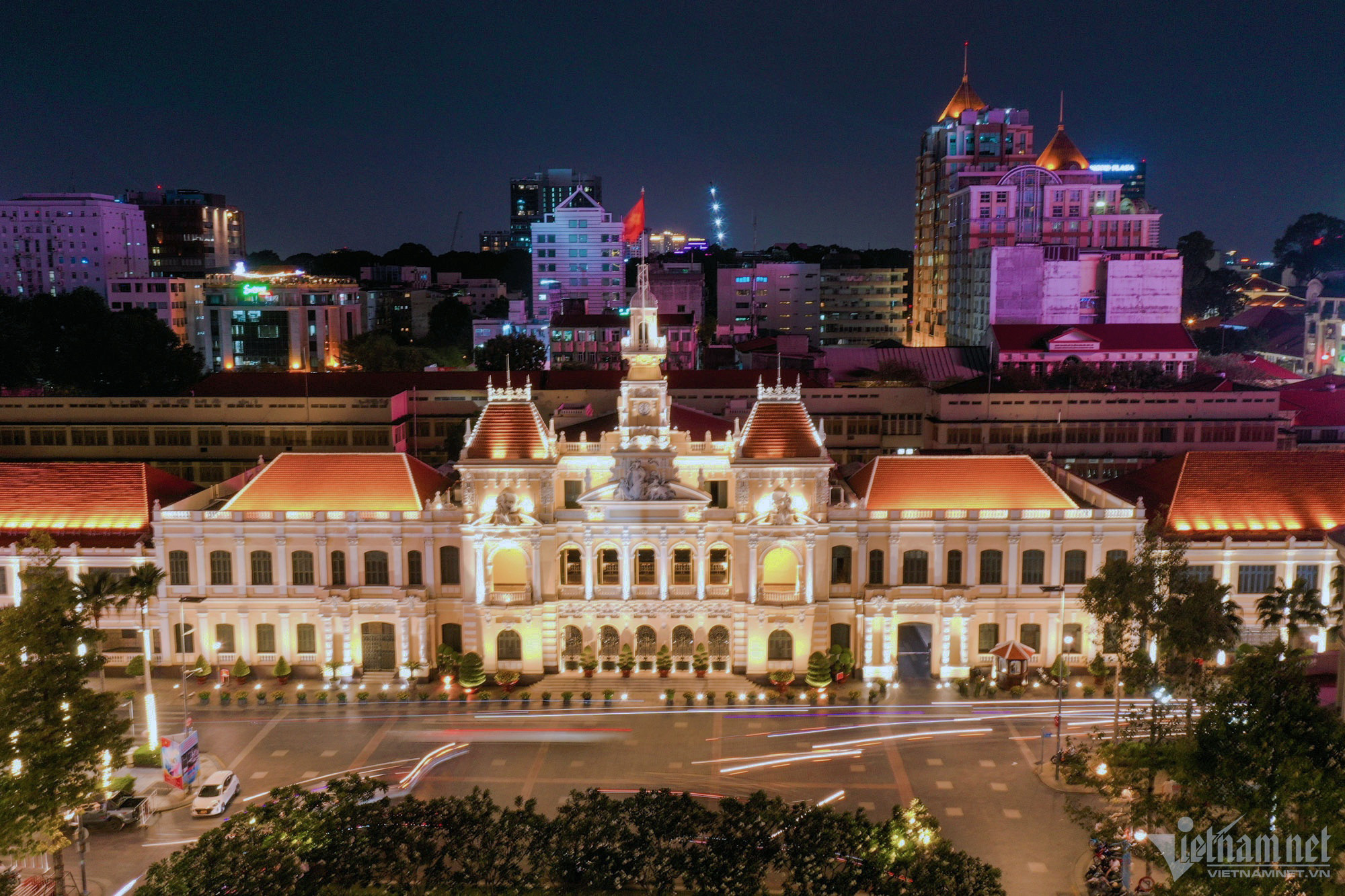 A large number of tourists visit HCM People s Committee headquarters
