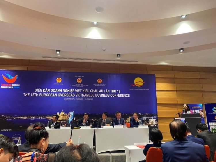 Overseas Vietnamese businesses play bridge to bring Vietnamese goods to European market