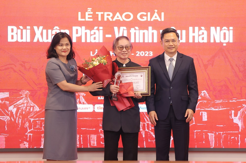 Director Dang Nhat Minh wins Bui Xuan Phai Awards’ Grand Prize