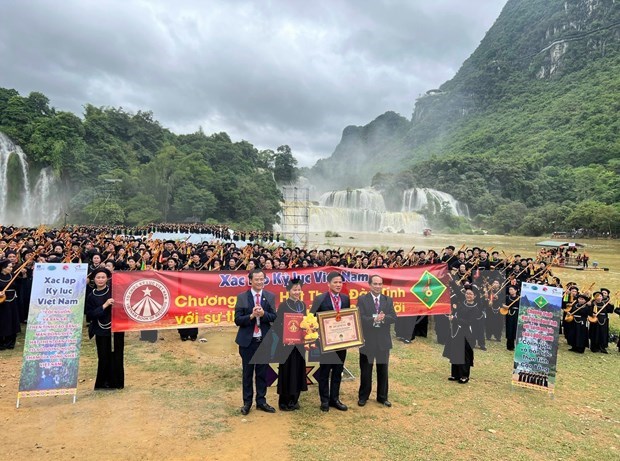 Cao Bang sets record for number of people performing Then singing, Tinh musical instrument