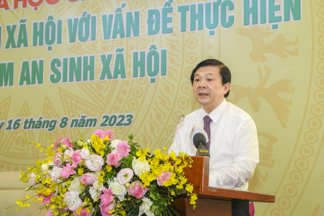 Encouraging social policy beneficiaries to escape poverty, become rich legitimately