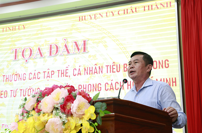 Kien Giang praises outstanding groups and individuals studying and following Uncle Ho
