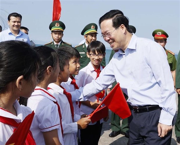 President visits soldiers, people in Co To island district