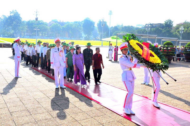 Delegation from Bac Lieu province pays tribute to President Ho Chi Minh