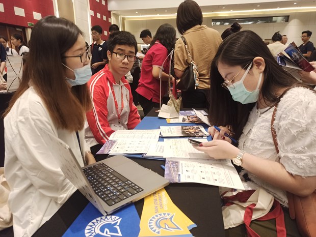 40,000 Vietnamese people go abroad to study each year