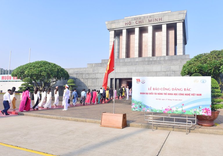 Delegation of Golden Globe Science and Technology Award winners reports their merits to Uncle Ho