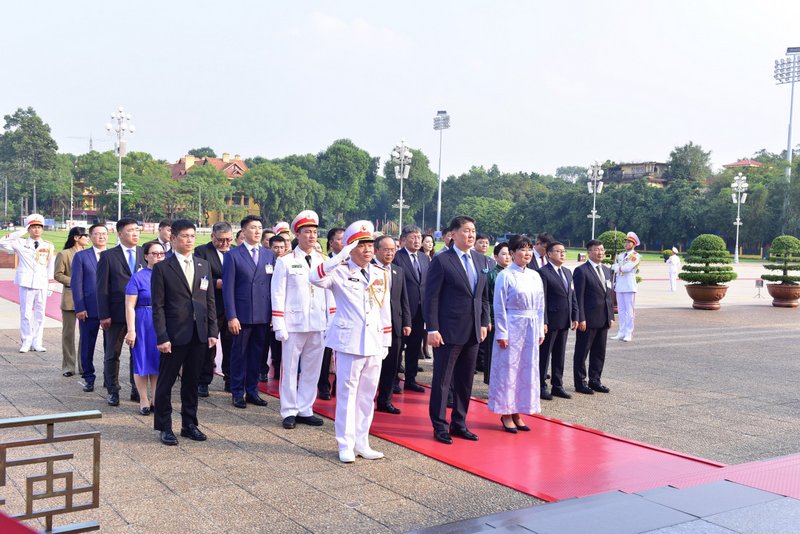 President of Mongolia offers incense to President Ho Chi Minh at his mausoleum in Hanoi
