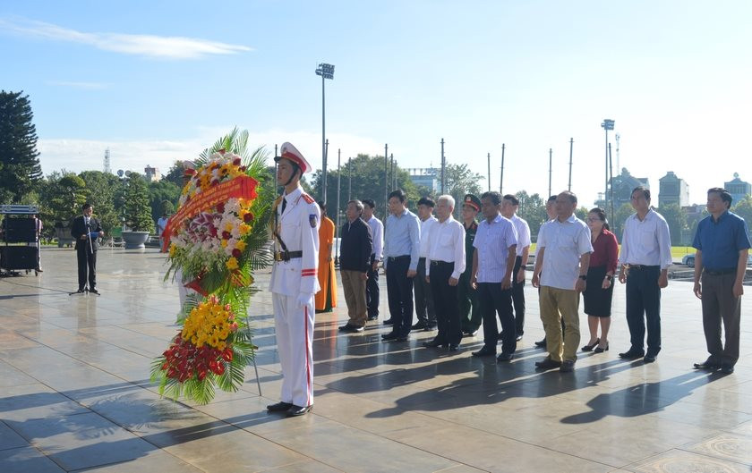 Former State President plants memorial tree at Uncle Ho’s Monument with Central Highlands’ ethnic groups