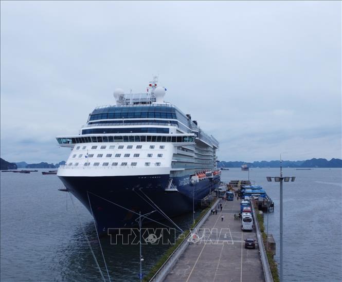 Ha Long welcomes nearly 3,400 European, American tourists on two cruise ships