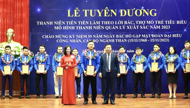 Young miners and exemplary models following Uncle Ho honored