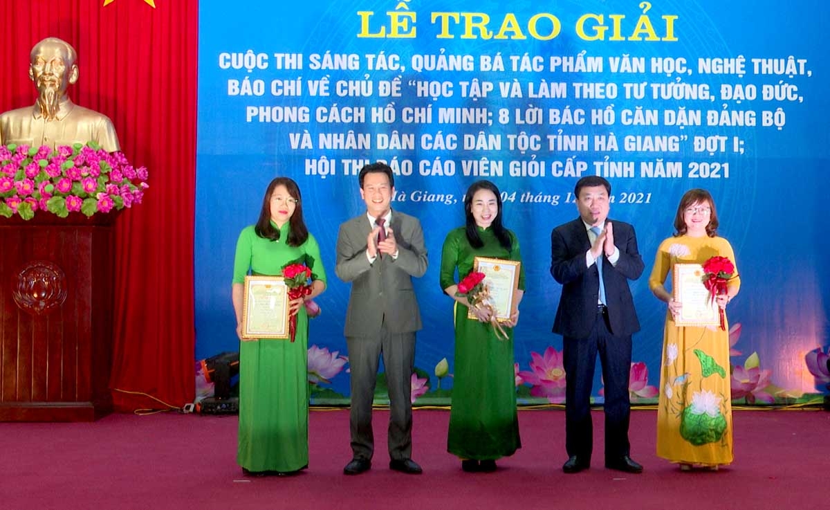 Ha Giang continues to promote literary, artistic and journalistic works on Uncle Ho