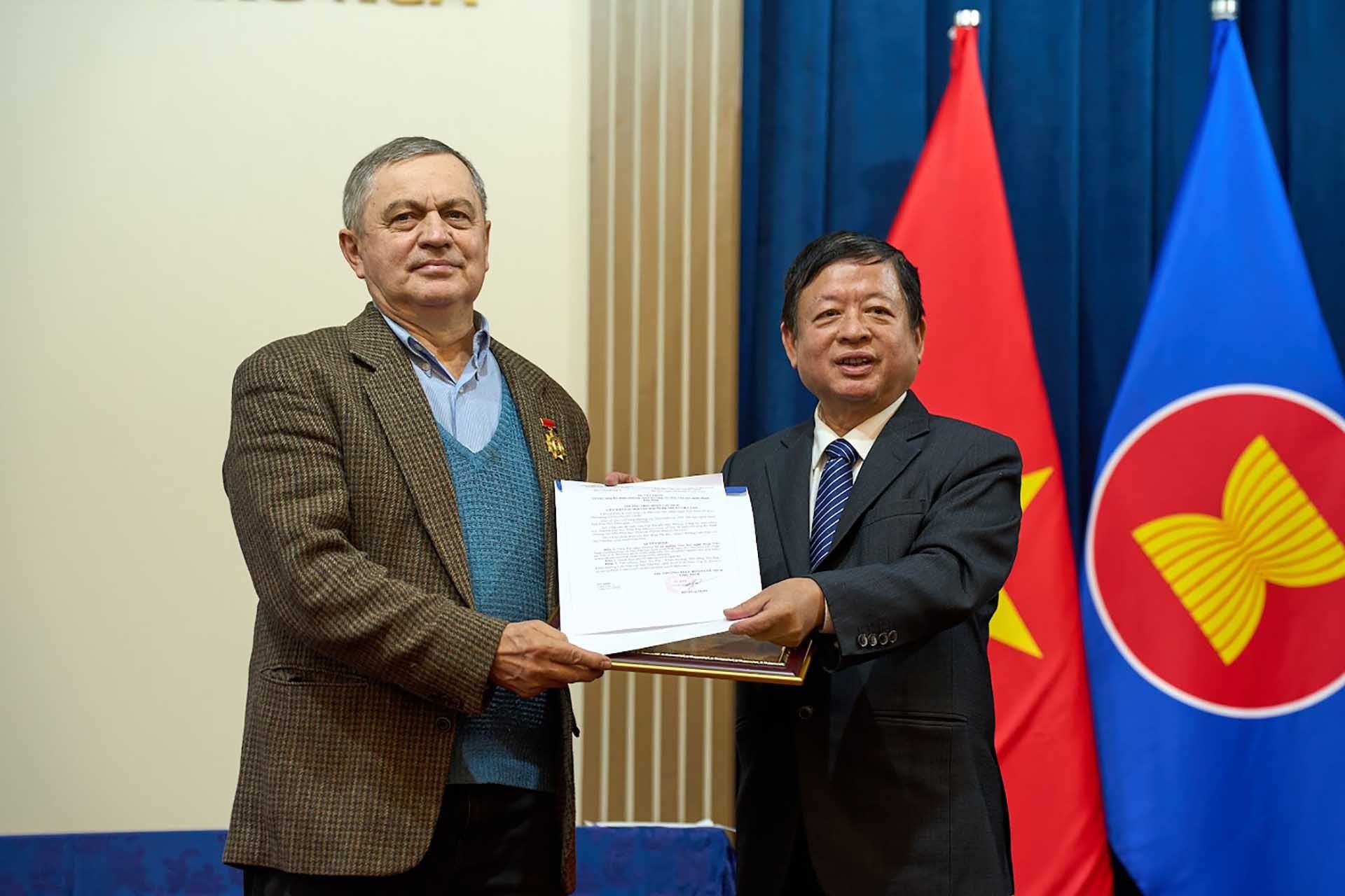 Russian researcher Anatoly Sokolov honoured for contributing to Vietnamese literature and arts