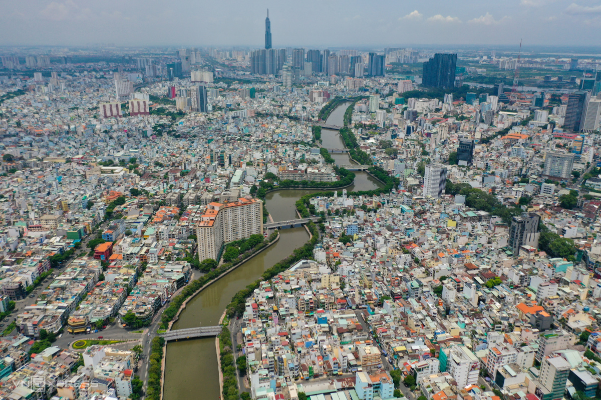 Advantages and difficulties in waterway tourism development in HCMC