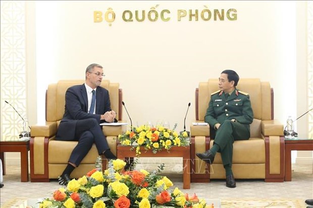 Defence Minister receives French Ambassador to Vietnam