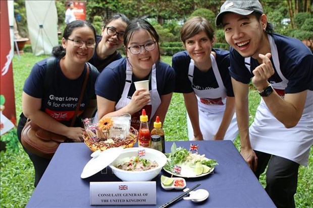 Foreign diplomats attend pho cooking class in Ho Chi Minh City