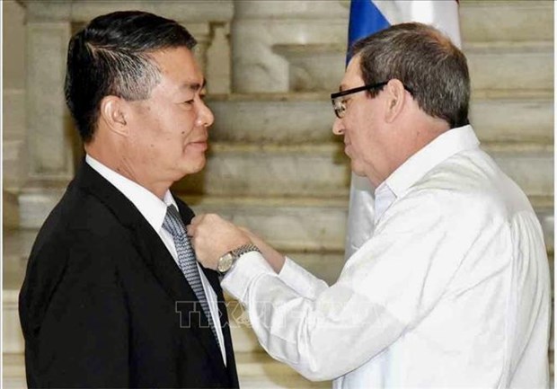 Vietnamese ambassador conferred Cuban friendship medal
