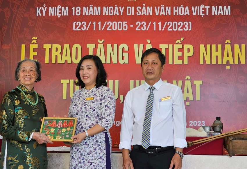 Receiving documents and artifacts about President Ho Chi Minh