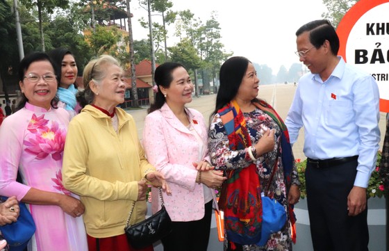 HCM City delegation of typical examples reported achievements to Uncle Ho
