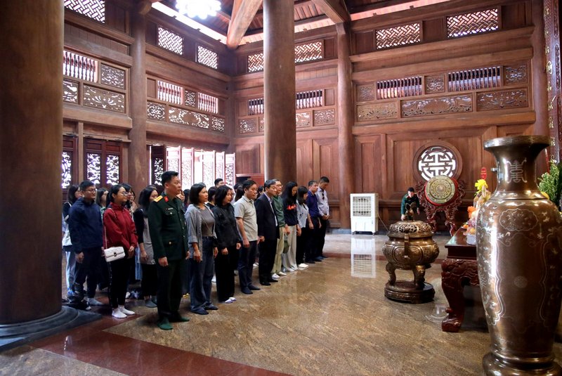 PCC Commission of Foreign Affairs offers incense to Uncle Ho