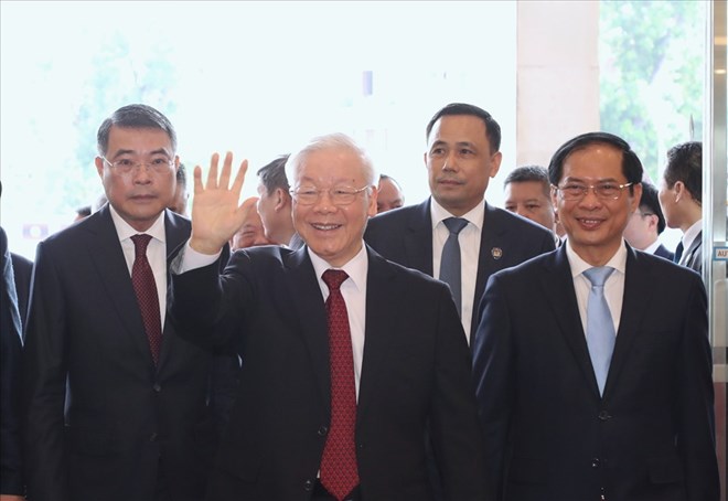 Top leaders congratulate Laos on 48th National Day