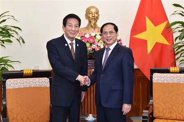 Foreign Minister receives former Special Ambassador for Vietnam-Japan