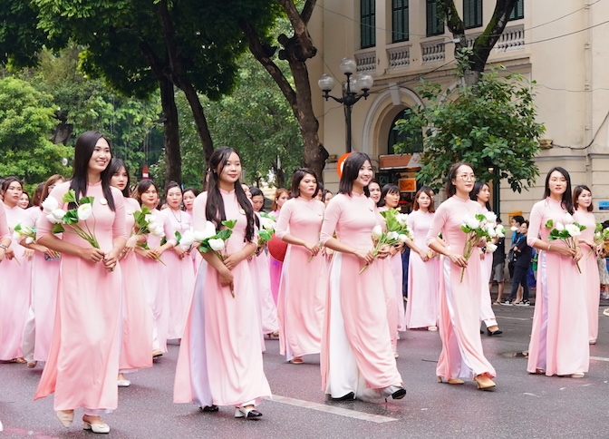 Ao Dai performance near by Hoan Kiem lake in Hanoi