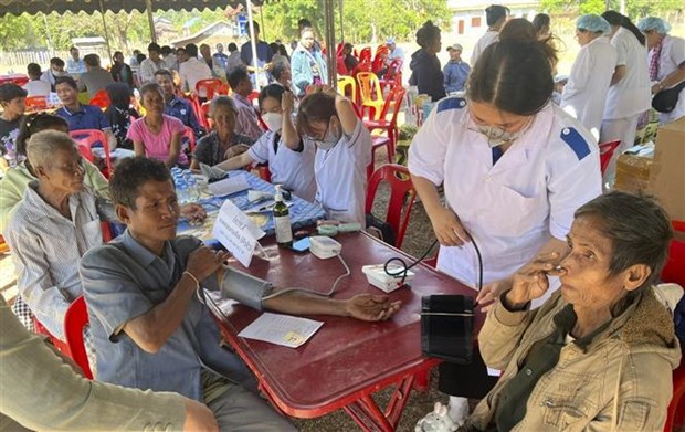 Vietnamese doctors provide free health check-ups for people in Laos