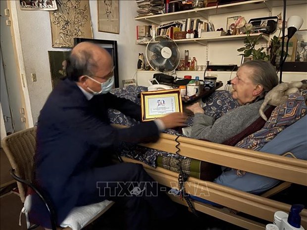 Ambassador visits Vietnam s French friend Madeleine Riffaud