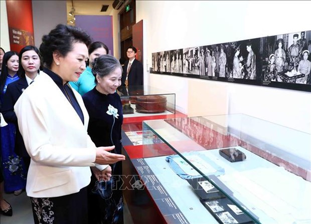 Spouses of Vietnamese, Chinese Party leaders visit Vietnamese Women s Museum