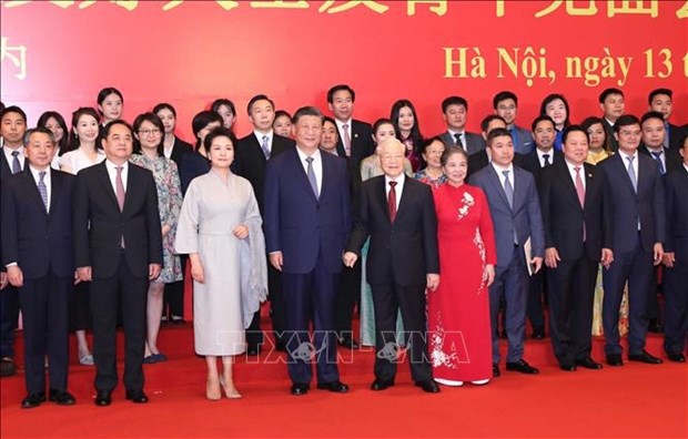 Vietnamese, Chinese leaders meet with intellectuals, young people