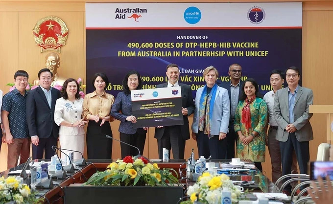 Australia donates over 490,000 vaccine doses to Vietnam
