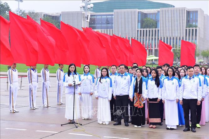 Delegates of National Congress of Vietnamese Student Association reports achievements to Uncle Ho