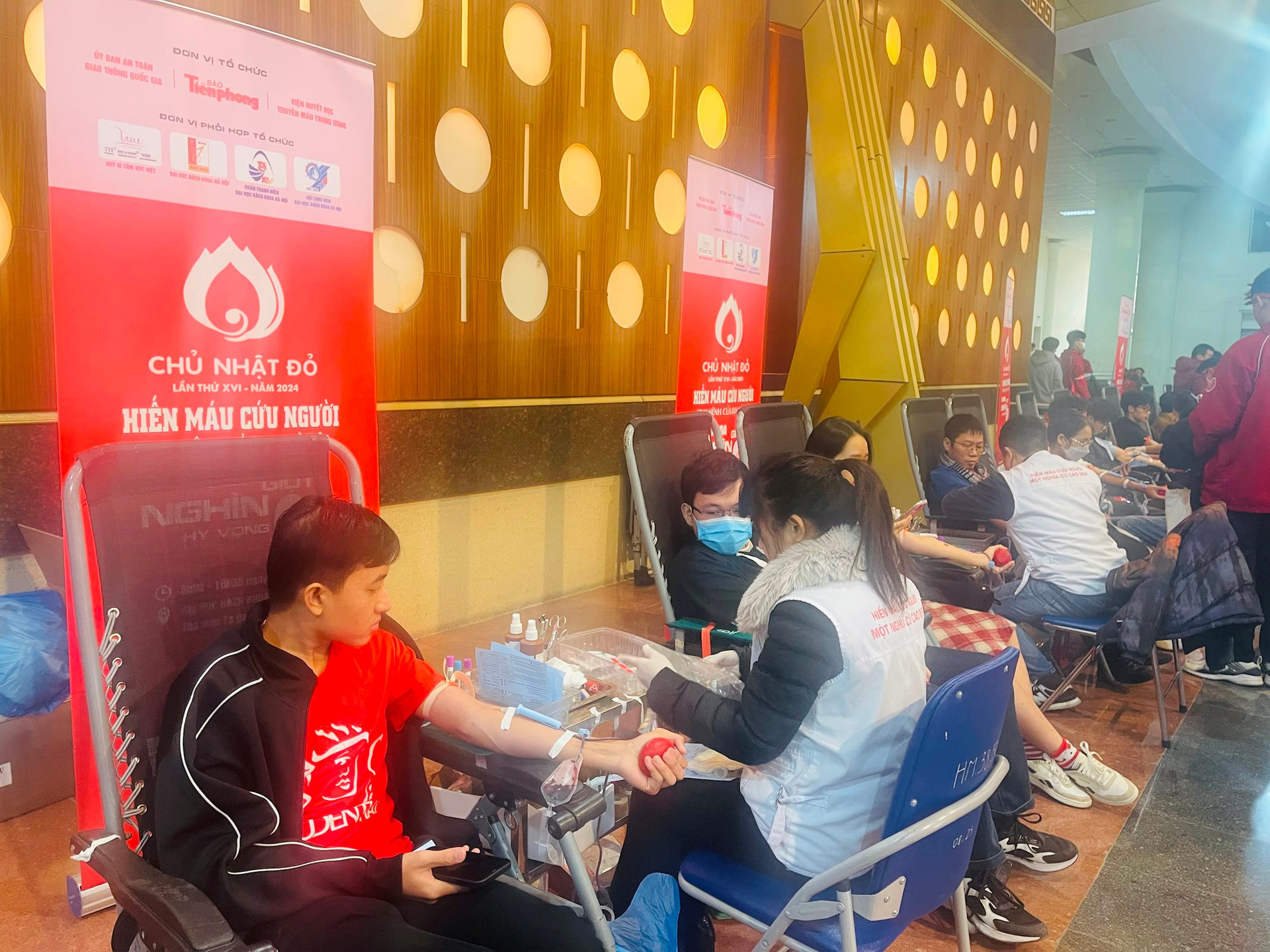 Thousands of people donate blood on Red Sunday