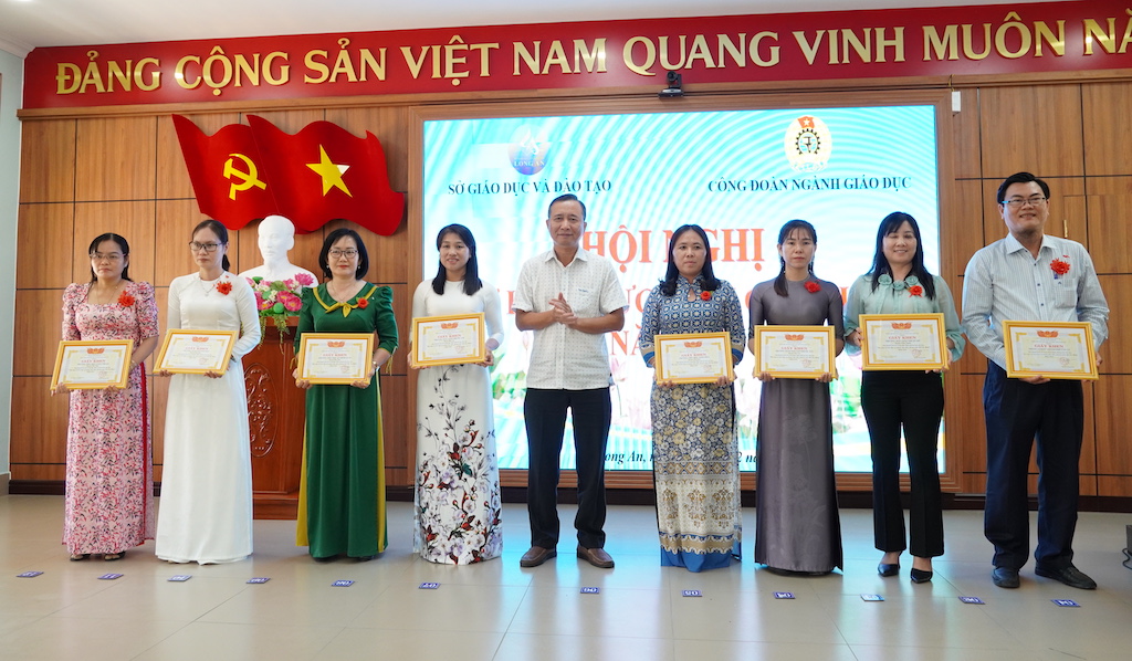 Long An 16 groups and 46 individuals honored for studying and following Uncle Ho’s example