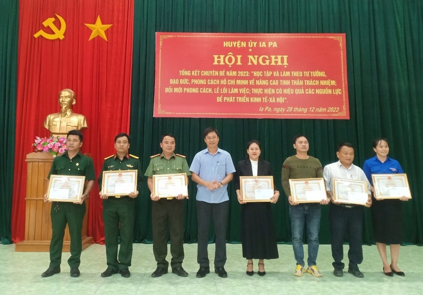 Ia Pa honors 12 outstanding groups and individuals in studying and following Uncle Ho