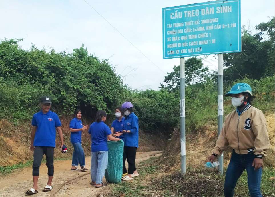 Tu Mo Rong youth study and follow Uncle Ho