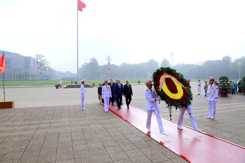 Delegation from Belarus pays visit to President Ho Chi Minh’s mausoleum