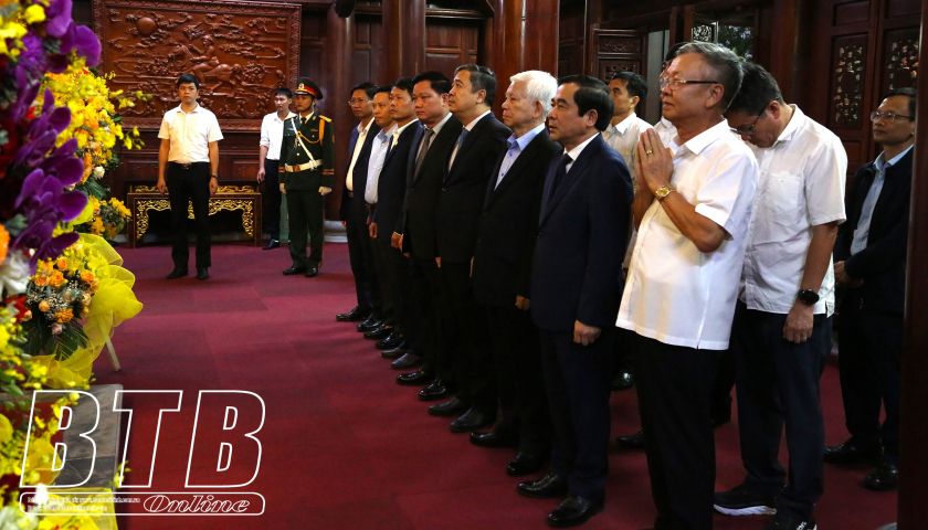 Incense offered to President Ho Chi Minh in Thai Binh city