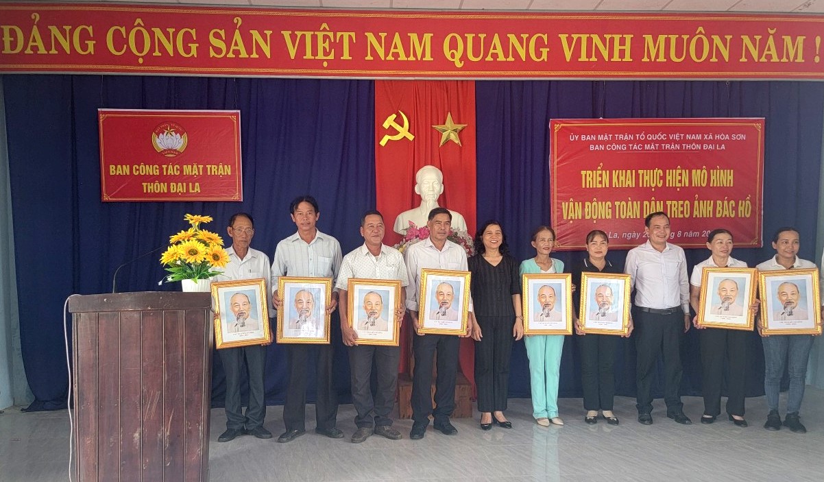 People in Da Nang’s commune mobilized to hang Uncle Ho’s picture