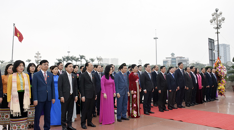 Leaders of Nghe An province offers flowers to President Ho Chi Minh