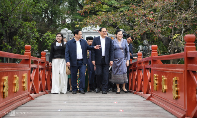 Vietnamese, Lao PMs tour Ngoc Son Temple, Hoan Kiem Lake