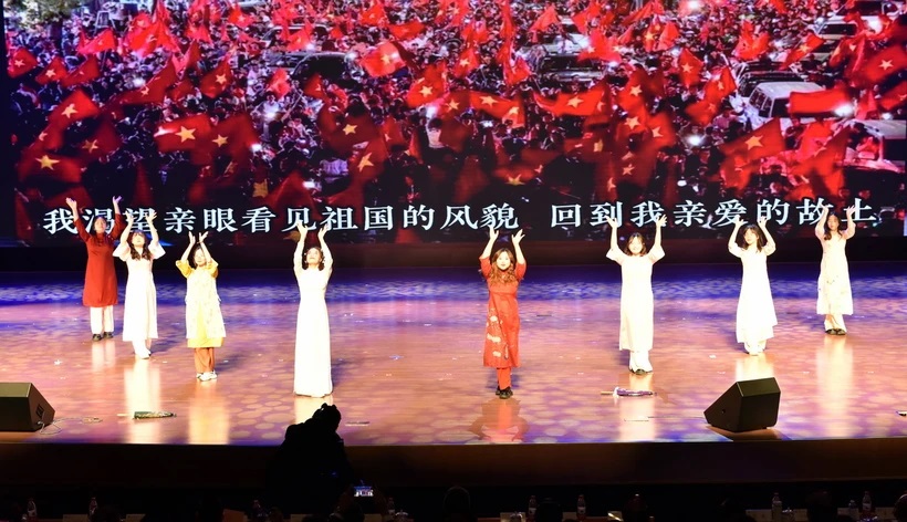 Vietnamese students win high prizes in video competition I and China