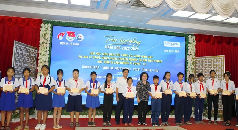 Presenting scholarships to ethnic students in southern Bac Lieu province