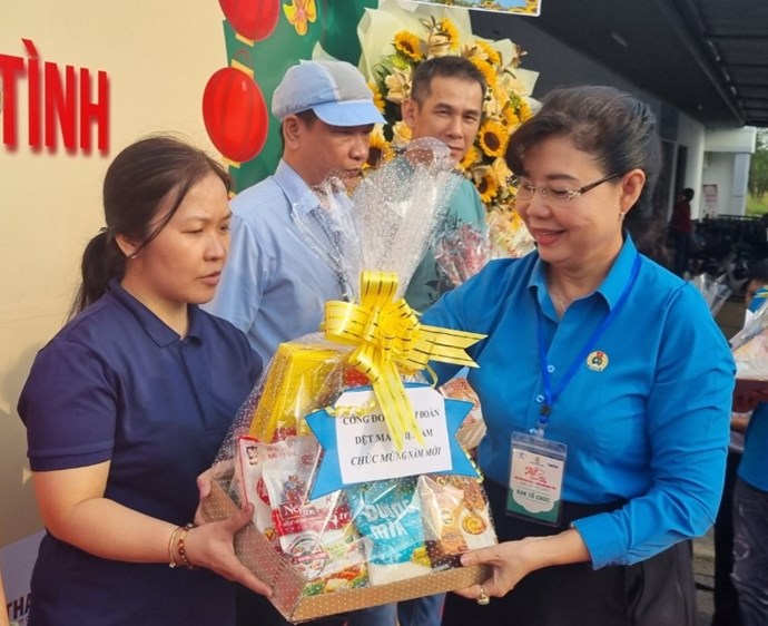 VITAS presents over 630 Tet gifts to workers