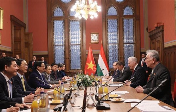 Vietnam pledges to nurture traditional ties with Hungary PM