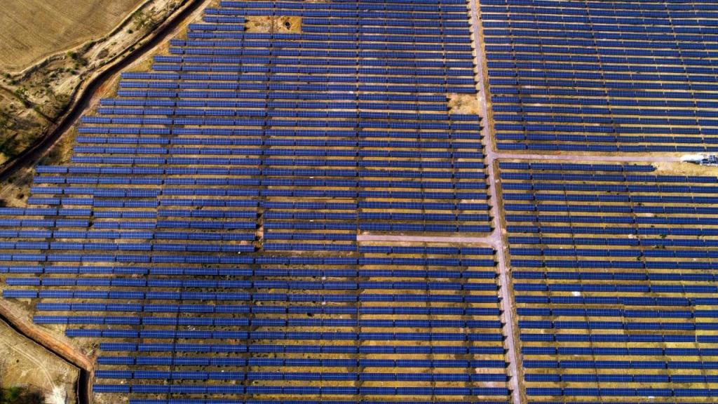 India invests 12 23 billion Indian rupee for a 400 MW solar power plant in Gujarat