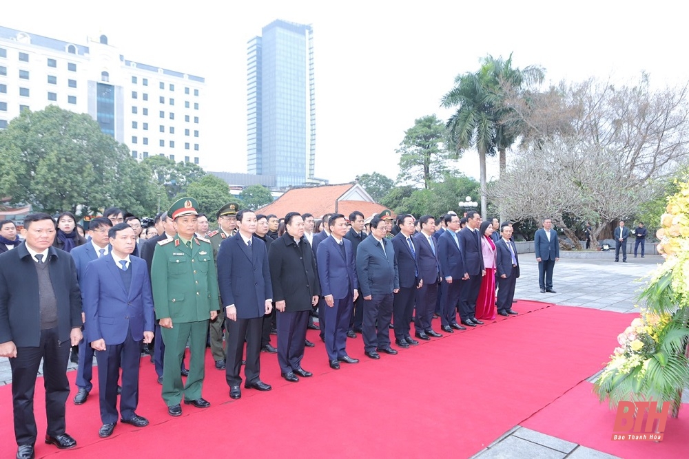 PM Pham Minh Chinh offers flowers and incense to commemorate President Ho Chi Minh